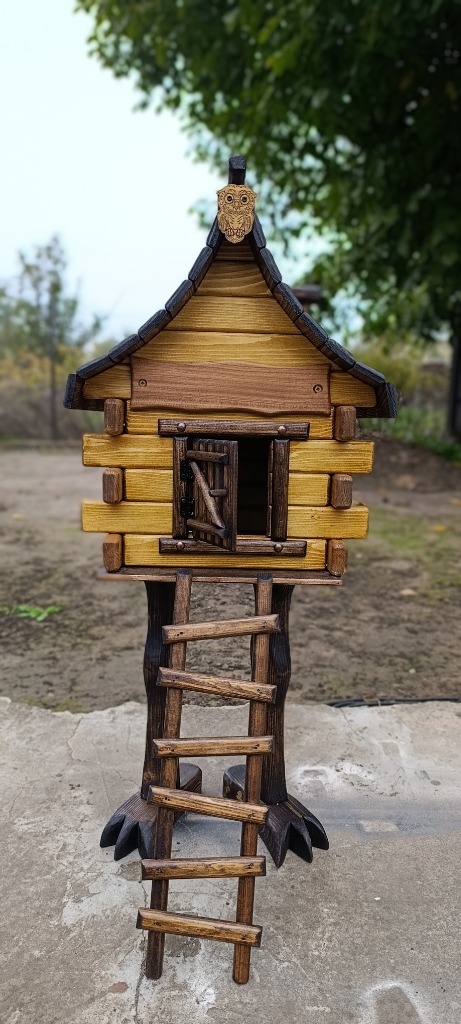 Избушка на курьих ножках маскирует коммуникации на даче